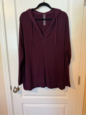 Lou & Grey V-Neck Hooded Long Sleeve Top - Wine